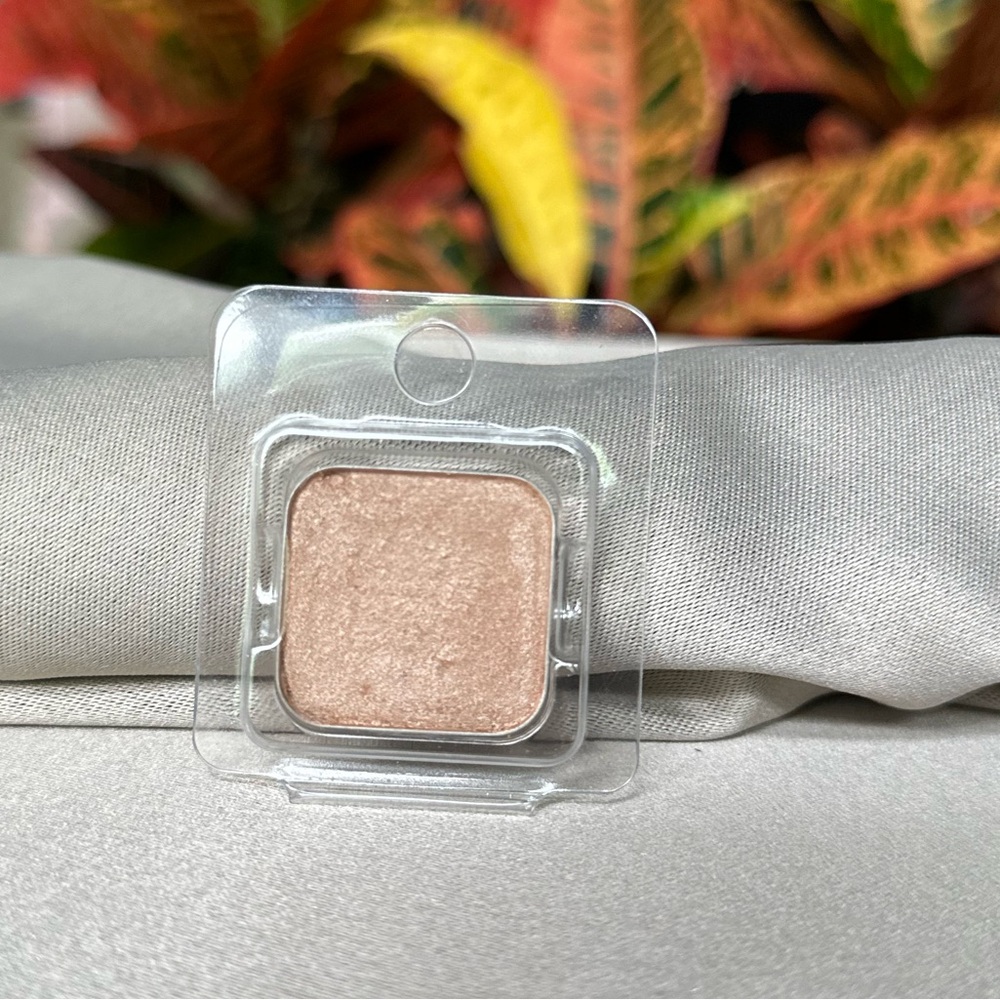 Seint shimmer eyeshadow in Rome